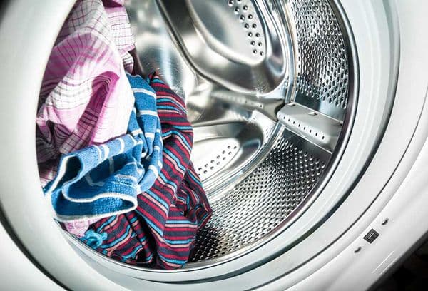 laver les vêtements des enfants