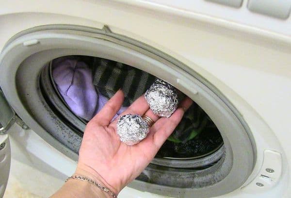 Boules de papier d'aluminium faites maison