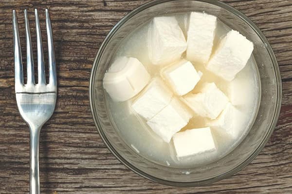 Morceaux de fromage en saumure