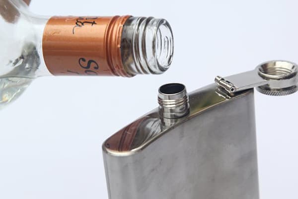 Alcool dans une fiole en acier