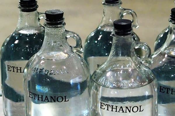 Bouteilles en verre contenant de l'éthanol