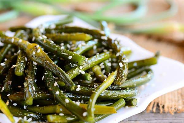 Flèches à l'ail frites aux graines de sésame