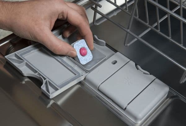 Placement des pastilles de détergent dans le PMM