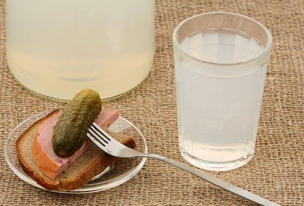 Moonshine et concombre mariné