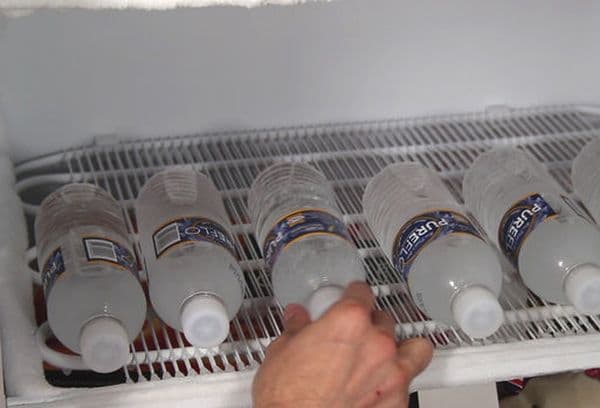 clair de lune dans des bouteilles en plastique