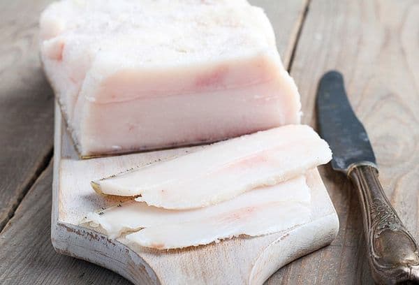 Saindoux sur une planche à découper