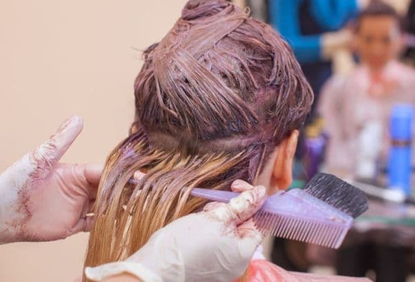 Coloration des cheveux en salon
