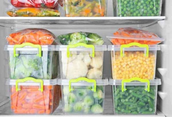 Légumes en contenants au réfrigérateur