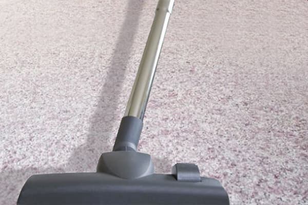 Nettoyer le papier peint liquide avec un aspirateur