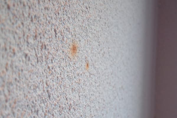Taches de rouille sur du papier peint liquide