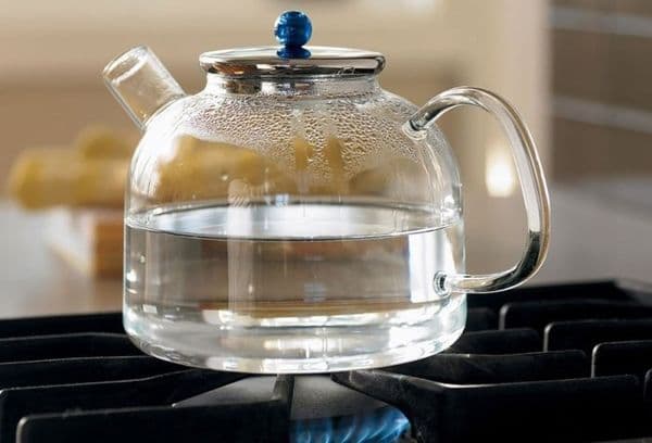 De l'eau dans une théière en verre