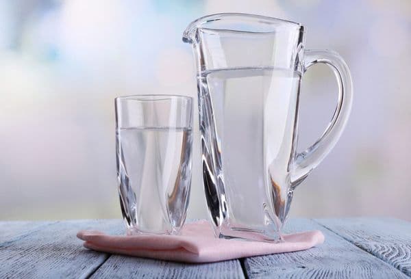 De l'eau dans un récipient en verre