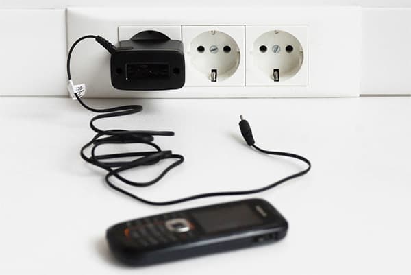 Chargeur de téléphone laissé dans la prise