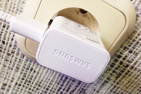 Chargeur Samsung dans la prise
