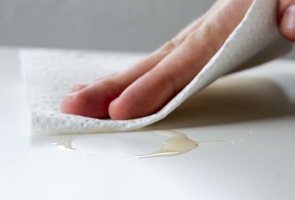 Nettoyer la table avec une serviette