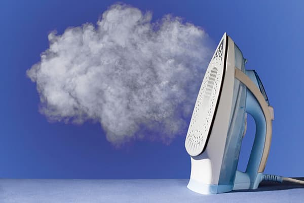 Fer à repasser avec centrale vapeur