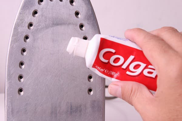 Nettoyer le fer avec du dentifrice