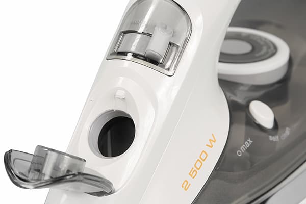 Trou pour verser de l'eau dans le fer