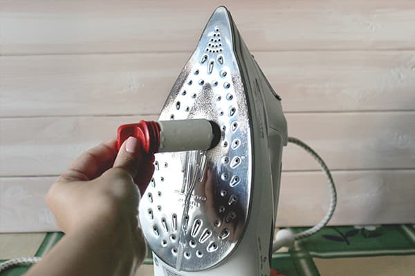 Nettoyer le fer avec un crayon spécial