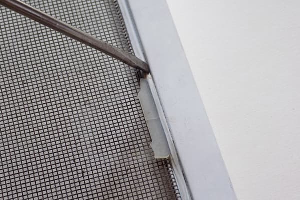 Poignée cassée sur moustiquaire