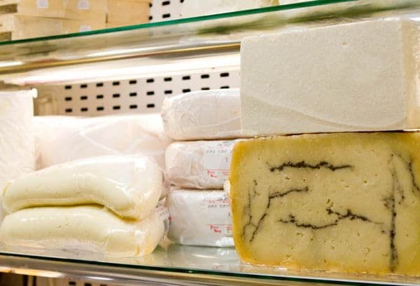 Fromages de différentes variétés au réfrigérateur