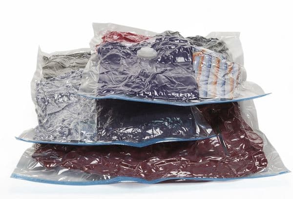 Vêtements d'hiver dans des sacs