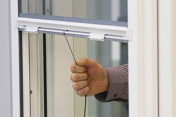 Maille à rouleaux sur la fenêtre