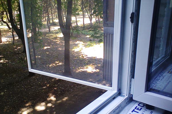 Grillage articulé sur la fenêtre