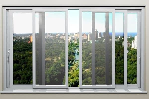 Moustiquaires coulissantes sur la fenêtre