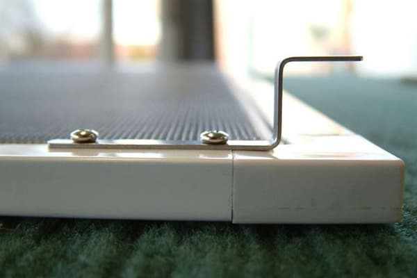 Fixation de la moustiquaire au cadre