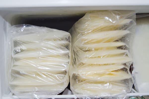 Lait congelé dans des sacs zippés