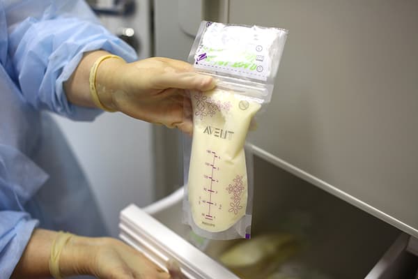 Lait maternel congelé dans un sachet spécial