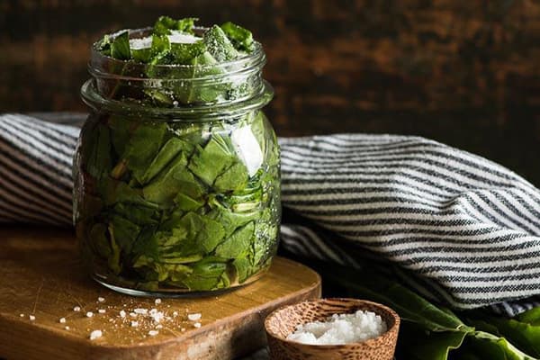 Oseille tranchée avec du sel dans un bocal