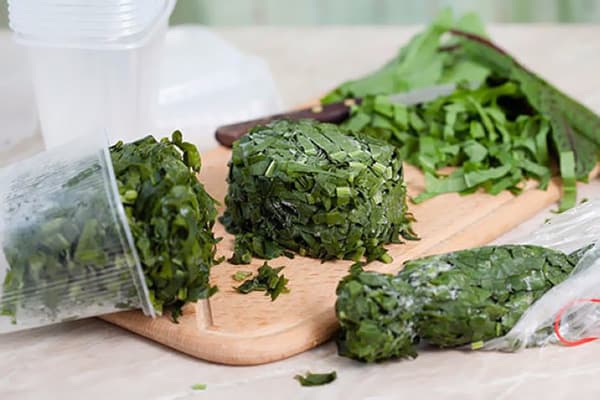 Oseille surgelée en contenant et film