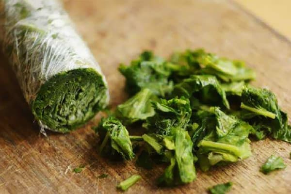 Oseille congelée dans du film alimentaire