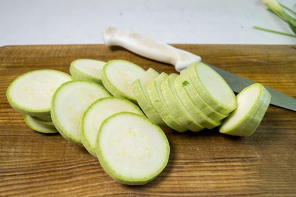 Couper les courgettes en tranches