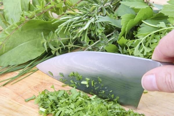 Couper les légumes verts