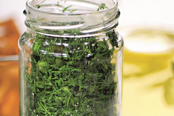 Légumes hachés dans un pot