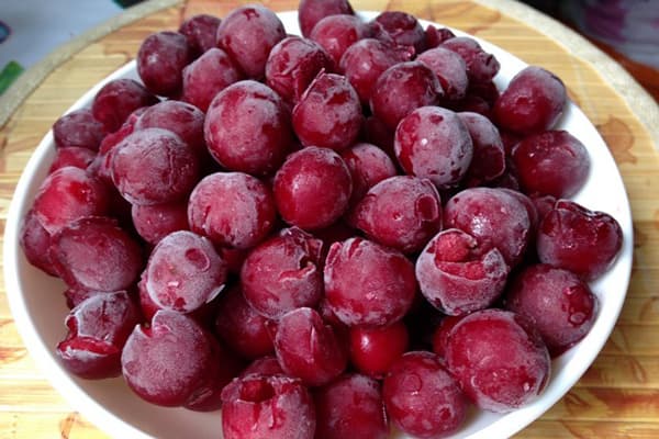 Cerises surgelées dans une assiette