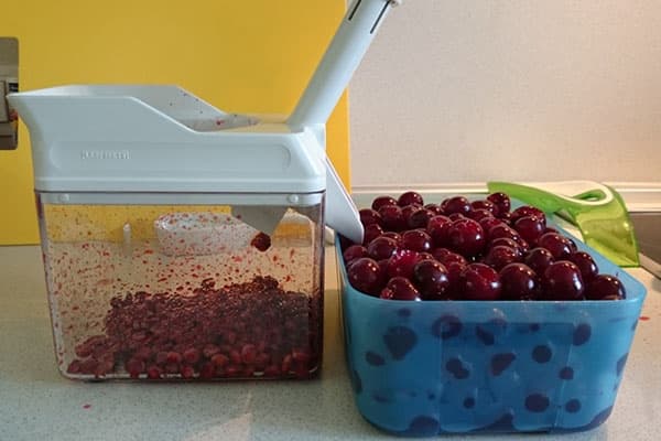 Séparer les noyaux des cerises