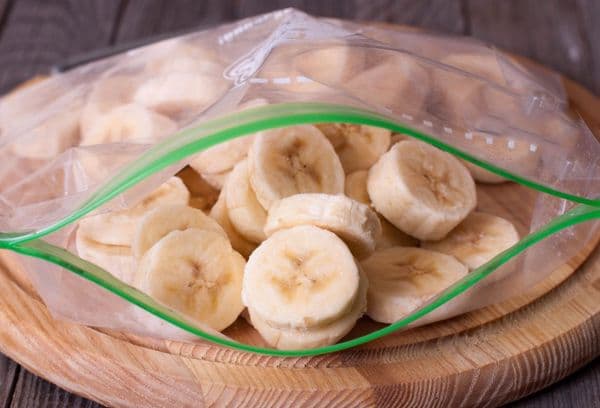 bananes tranchées surgelées dans un sac