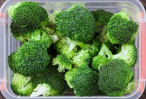 Brocoli dans un récipient en plastique