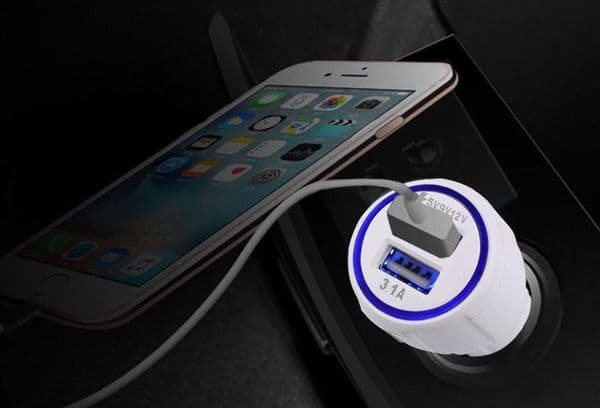 Chargement du téléphone dans la voiture