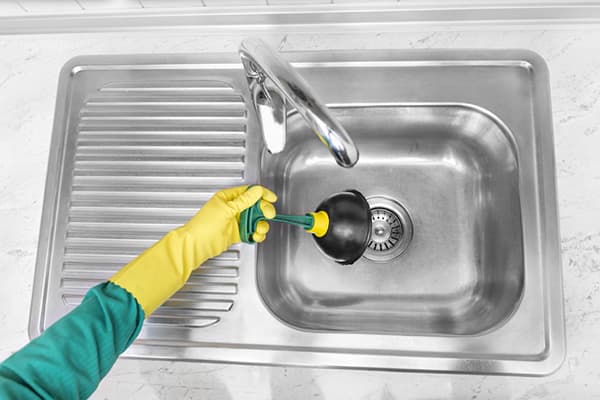 Nettoyer l'évier avec un piston