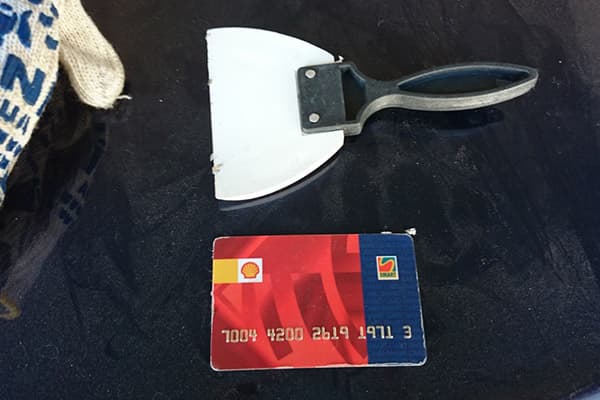 Spatule et carte plastique