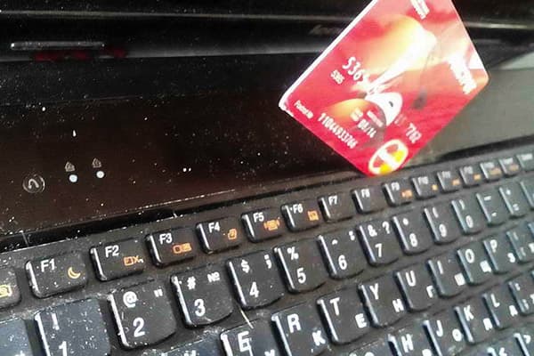 Nettoyer le clavier avec une carte bancaire