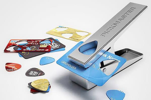 Outil pour découper des pics en plastique