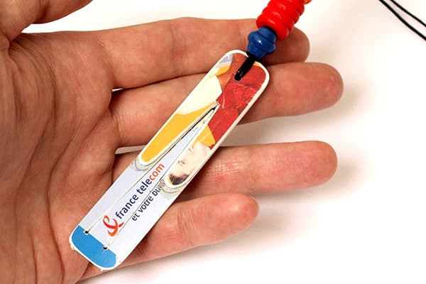 Porte-clés guimbarde réalisé à partir d'une carte en plastique