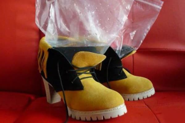 Étirer les chaussures avec des sacs d'eau