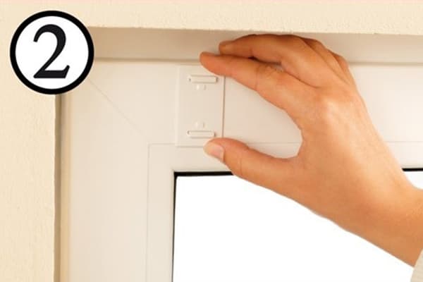 Fixation adhésive pour stores